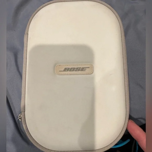 Bose Silver and White Over-Ear Headphones - Picture 6 of 6